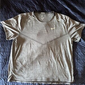 Nike Men's Heathered Gray Short Sleeve Tee